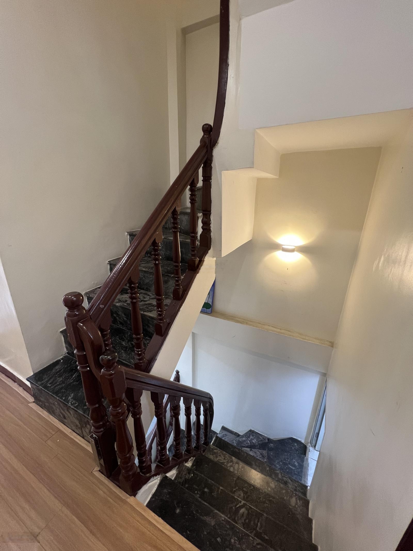 Nhà Đào Tấn, lô góc 3 thoáng, ngõ thông, sát phố, ô tô gần nhà, dân xây, 41m2x5tầng hơn 8tỷ