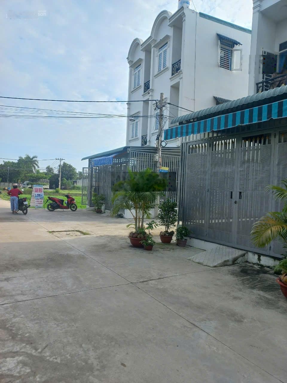 Bán nhà mới xây quận 12 gần quốc lộ 1a vị trí đẹp, giá tốt sổ sách rõ ràng lh 0964058688