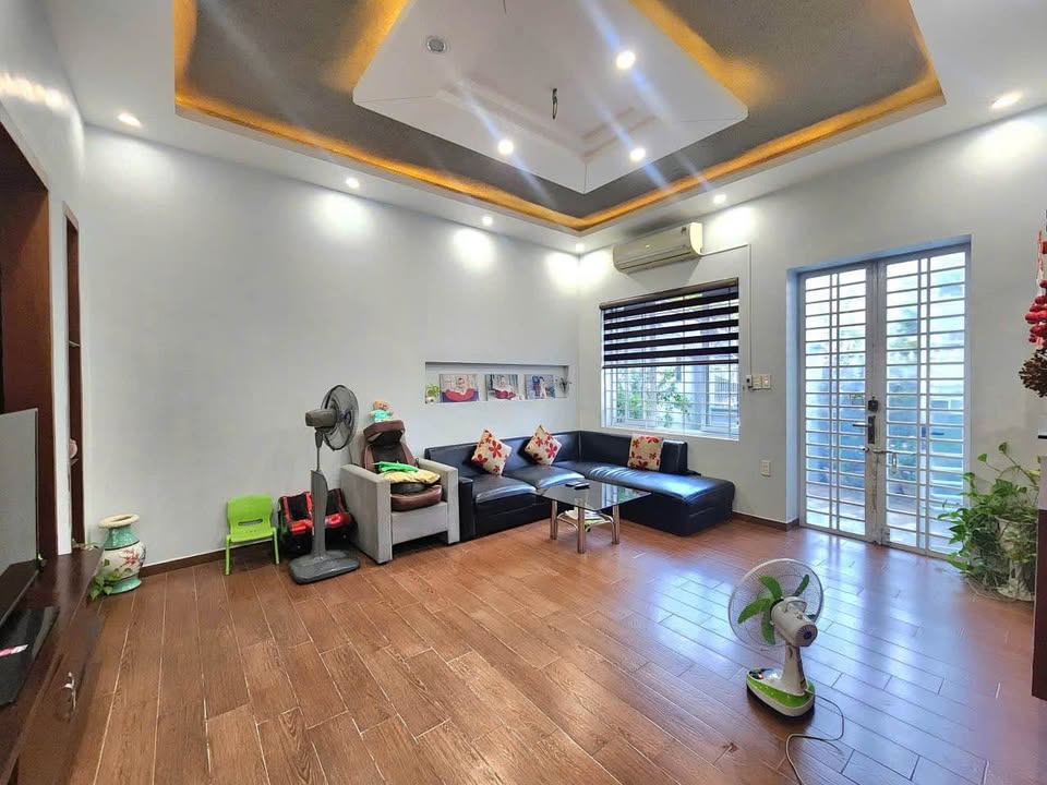 Nhà 2 tầng Đà Nẵng, đối diện công viên xanh mát