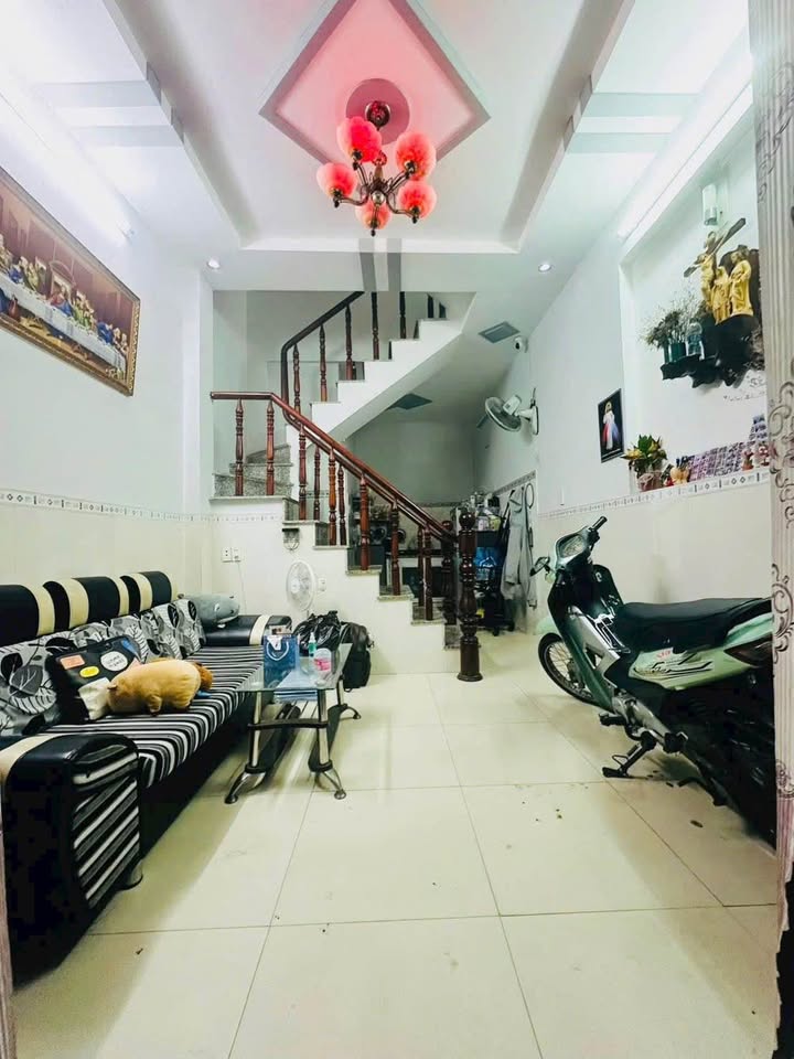 Nhà bán nằm tại hẻm 567 Lê Văn Khương, cách đường Lê Văn Khương chỉ 250m