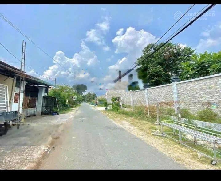 Bán đất 900tr mặt tiền đường nhựa Cây Trôm Mỹ Khánh, xã Thái Mỹ. DT 105m2, sổ hồng riêng
