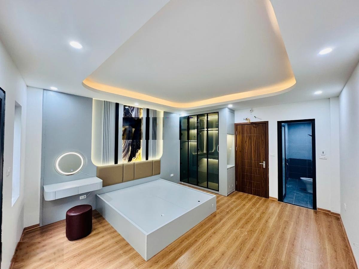 Dân xây kcbt,ngõ thông gần phố, 20m ra oto, dân trí cao QH ổn định. Dt 30m 5T mt3,4m gia7,55ty