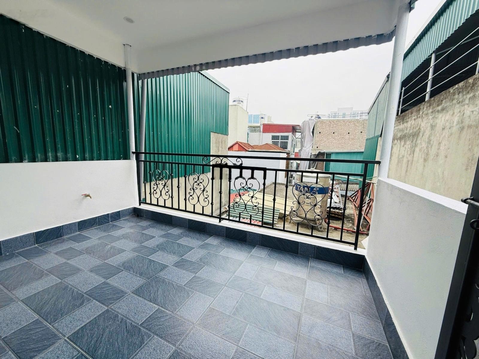 Nhà chuẩn! Đê La Thành, ngõ thông, kinh doanh, ô tô đỗ gần, 35m ra phố, sân để xe, mới đẹp, 36.8m2