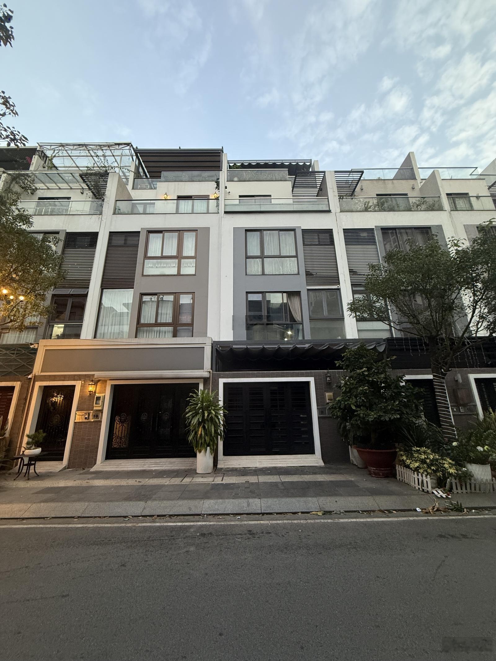 Cho thuê nhà phố khu vip Hà Đô Centrosa Đường 3/2 Quận 10 - 5.5 x 15m trệt 3L nhà mới đẹp giá 70tr