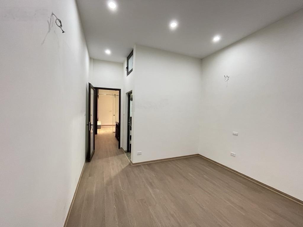 Đầu phố Ngọc Lâm 40m2 4T 3PN chỉ 2tỷ95