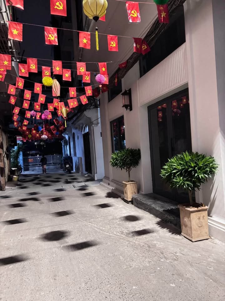 Nhà 5 tầng lô góc Giảng Võ, thang máy, 3 thoáng, kinh doanh, ô tô đỗ cửa, siêu phẩm đáng sở hữu