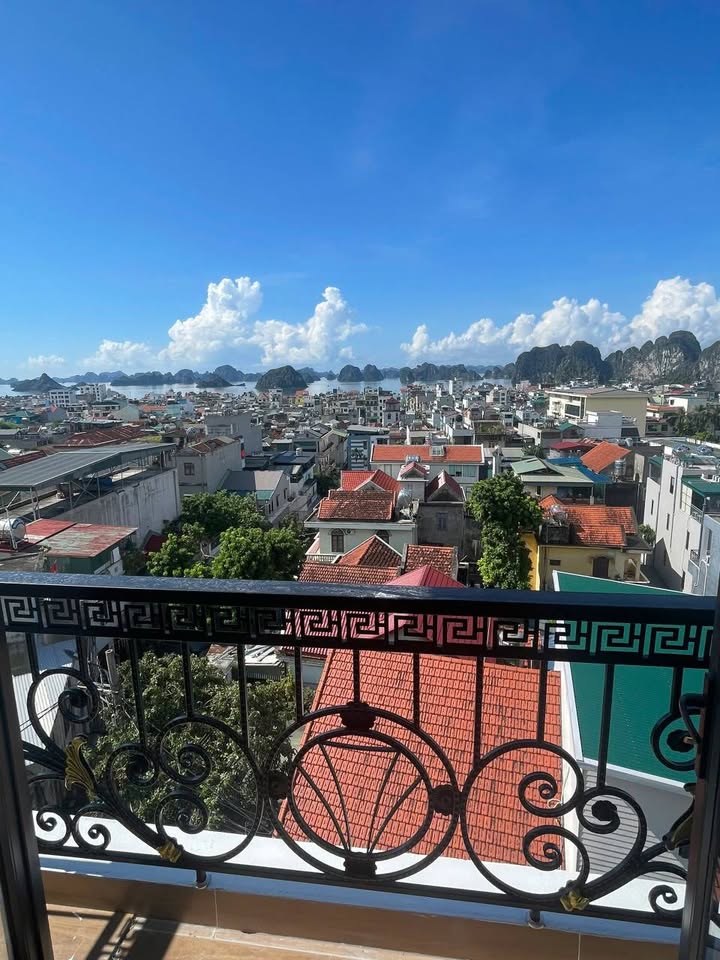 Biệt thự 4 tầng view vịnh, 135m2, gần biển Cột 8, hơn 4 tỷ