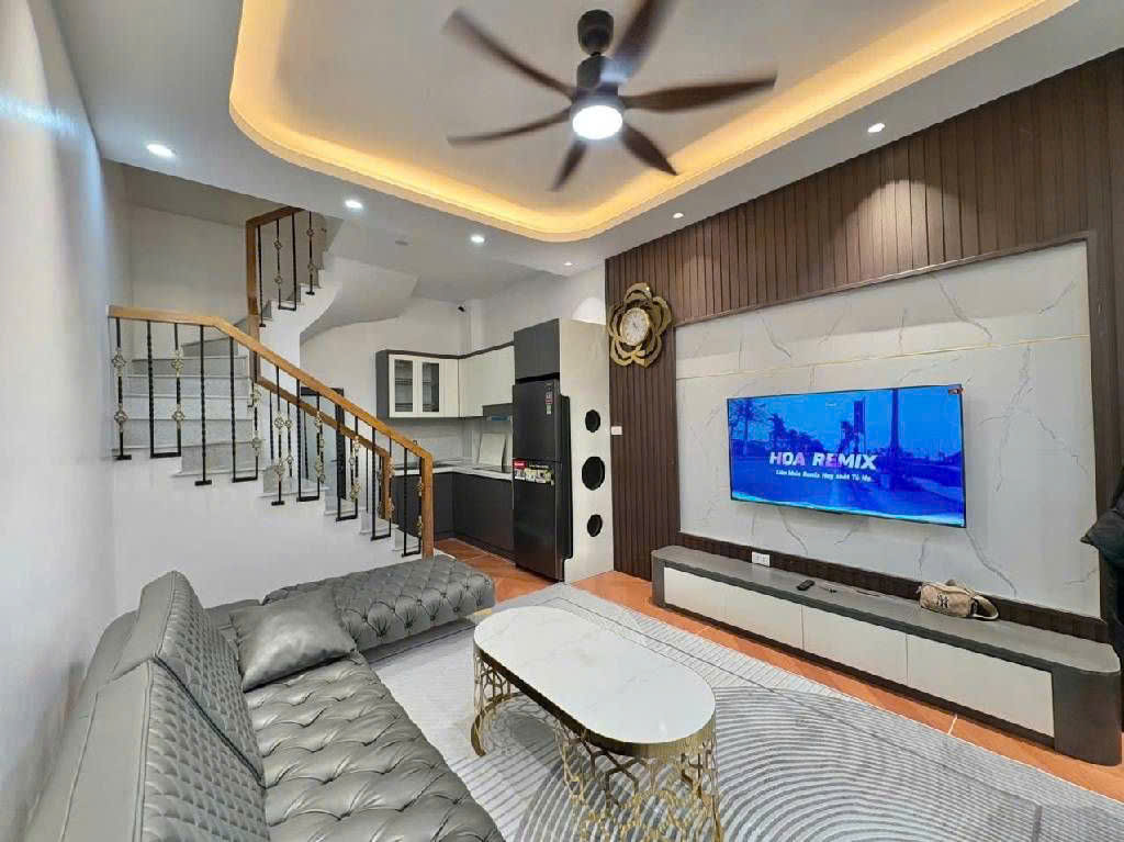 Ngôi nhà này không chỉ sở hữu vị trí đắc địa với giao thông cực kỳ thuận tiện, gần kề khu đô thị Đền Lừ