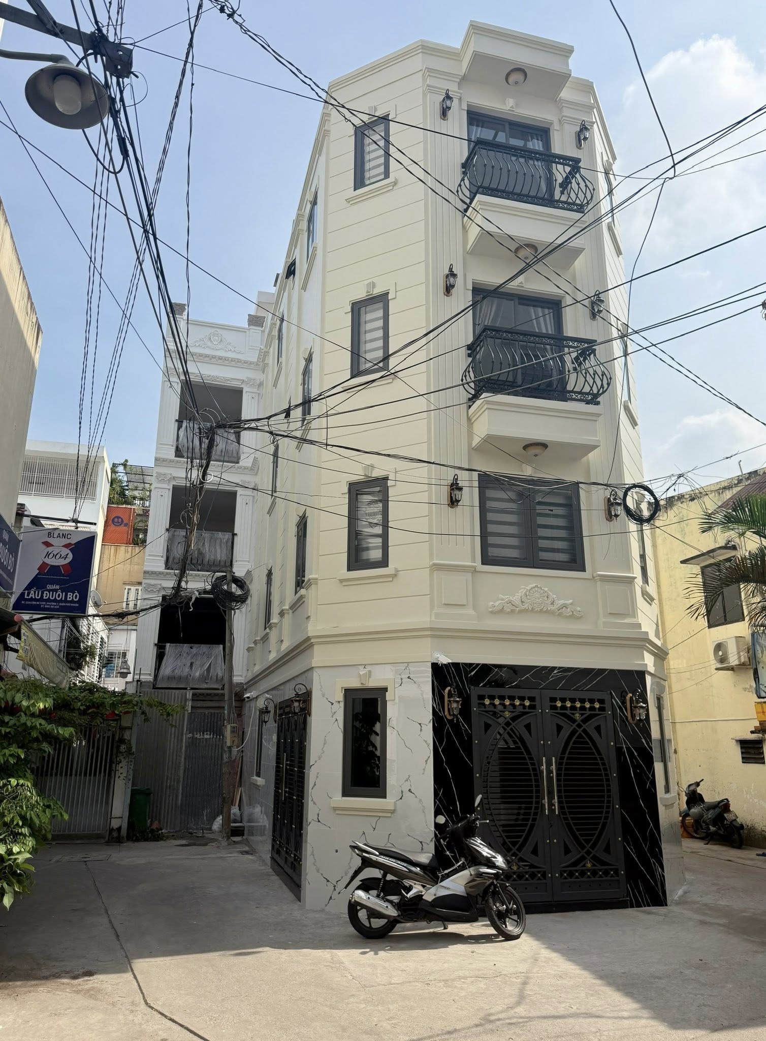 Nhà mới đẹp 4 tầng, khu VIP Phan Xích Long, Phú Nhuận, xe hơi ngủ nhà, ngang 5,2m x 10m, có gara ô tô