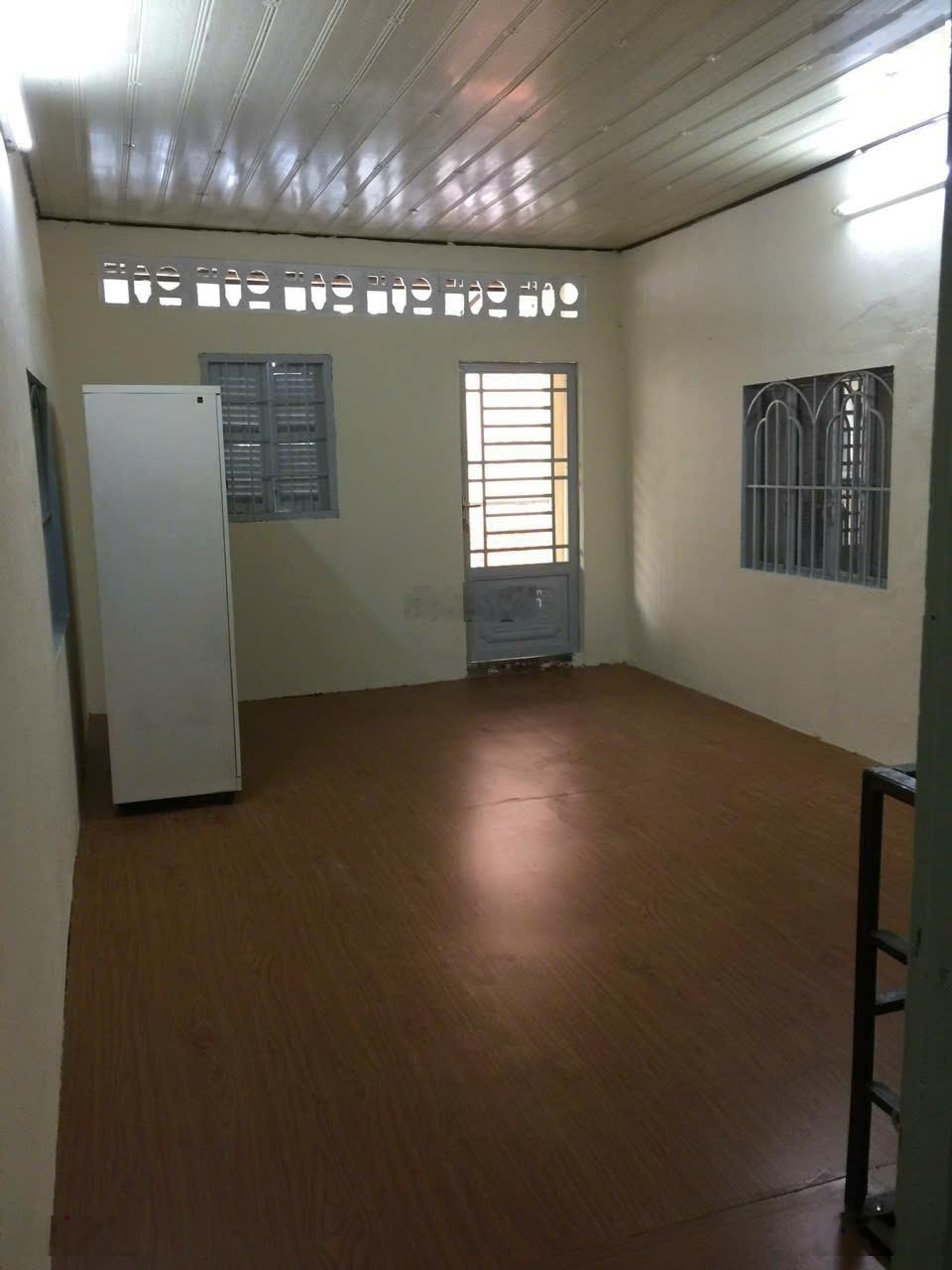 Cho thuê nhà nguyên căn hẻm 4m đường CMT8 Quận 10. DT 3,6x12m, 2 tầng. Giá 15tr/th có TL