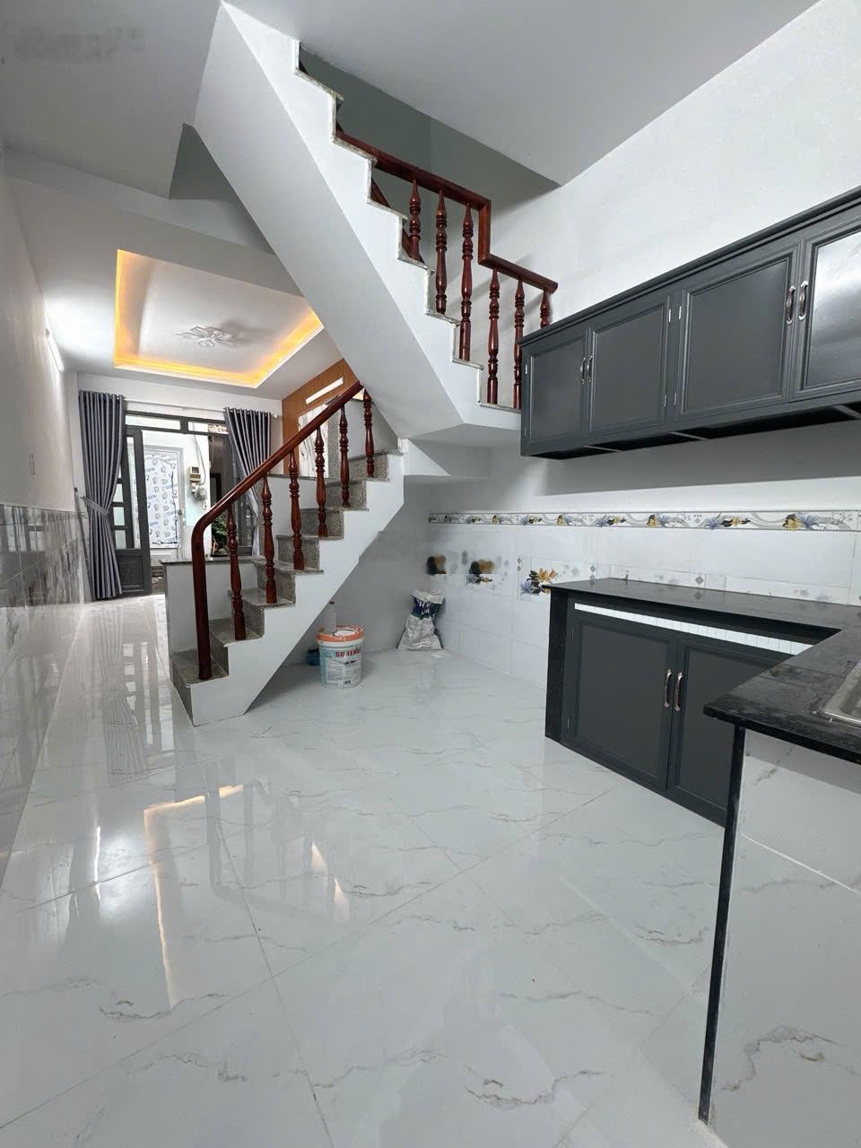 Nhà HT13 hẻm rộng 1/ giá 1.550tr, DT 3x9.2m, có 1 lầu, 2 phòng ngủ 2 toilet