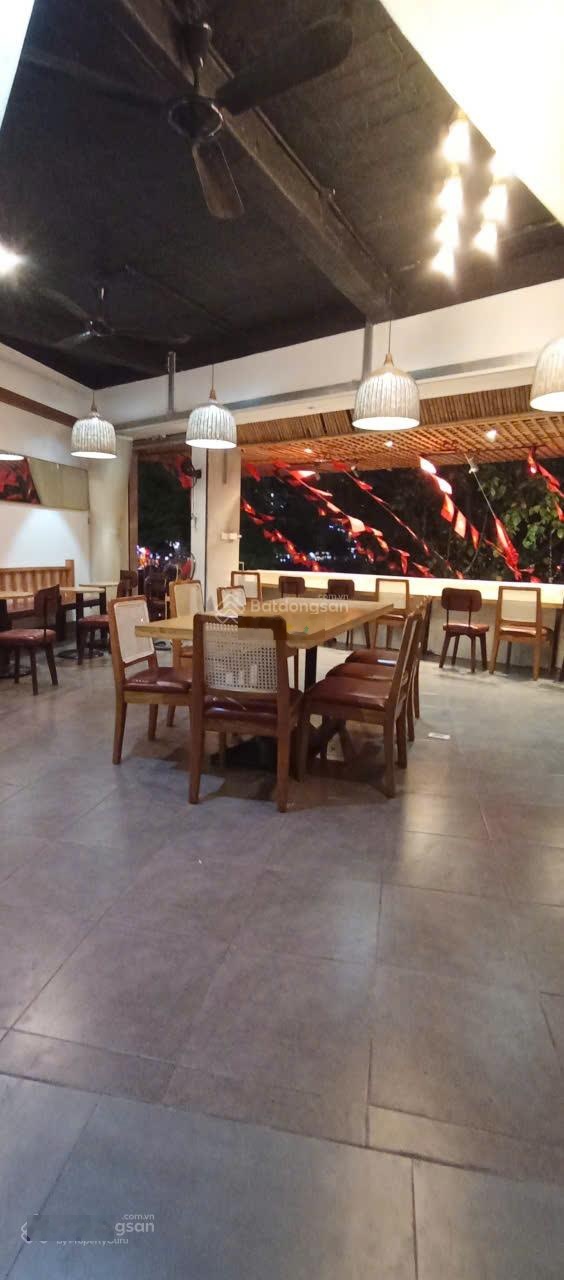 Bán nhà Mặt Phố Phạm Huy Thông, DT 52m x mặt tiền 9m, view hồ Ngọc Khánh, 45 tỷ đồng