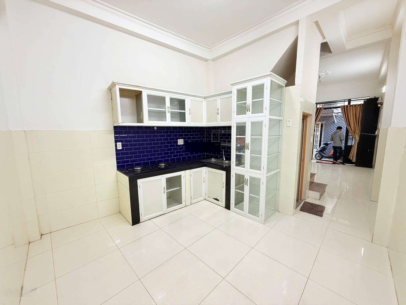 Nhà 2 tầng 2pn đúc kiên cố - Gần Nhà Ga metro Bình Thái - 33m2 - hẻm ba gác - Giá 1ty 650