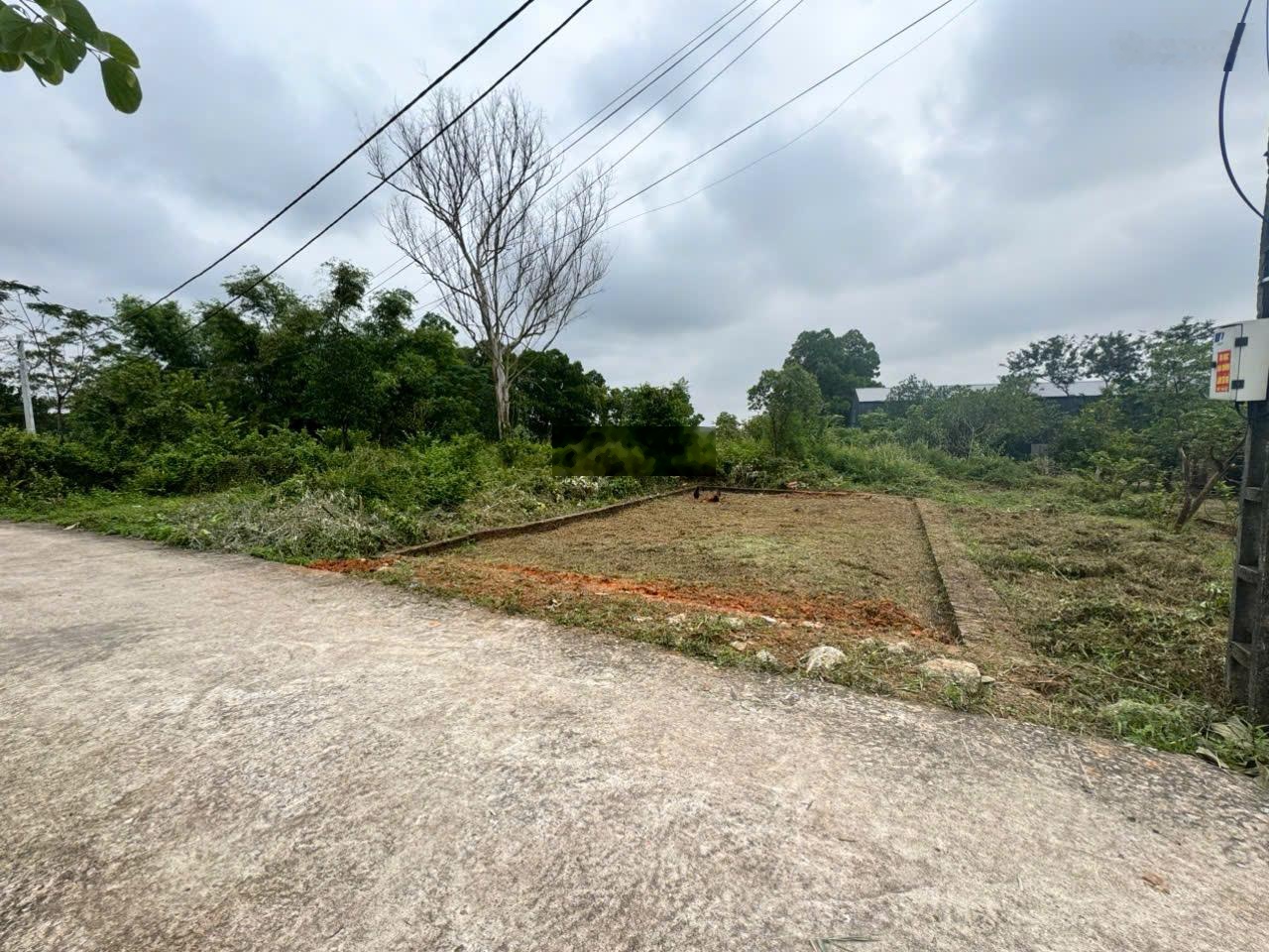 Đất mặt sân bóng đường ô tô tránh mặt tiền rộng giá 1.85 tỷ