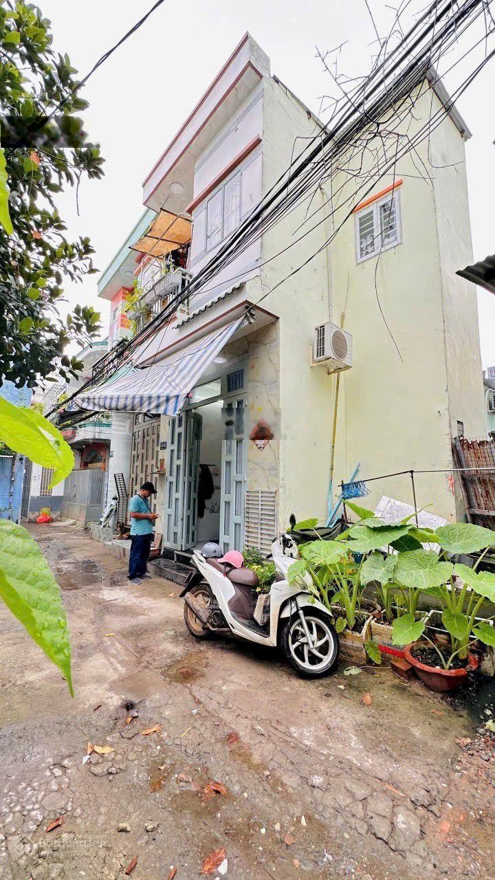 Bán nhà Mễ Cốc p15 q8 giá 1tỷ 730tr bớt lộc dt 3m2 x4m5 nở hậu 6m. Hẻm xe hơi sổ hồng riêng