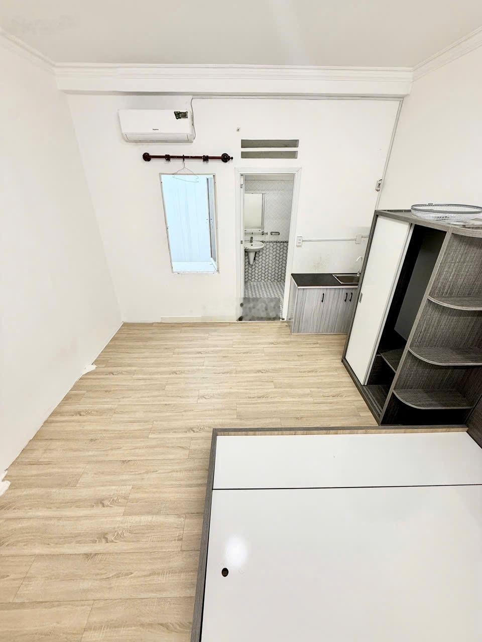 Phòng trọ giá rẻ có máy lạnh - ngay lạc long quân - âu cơ