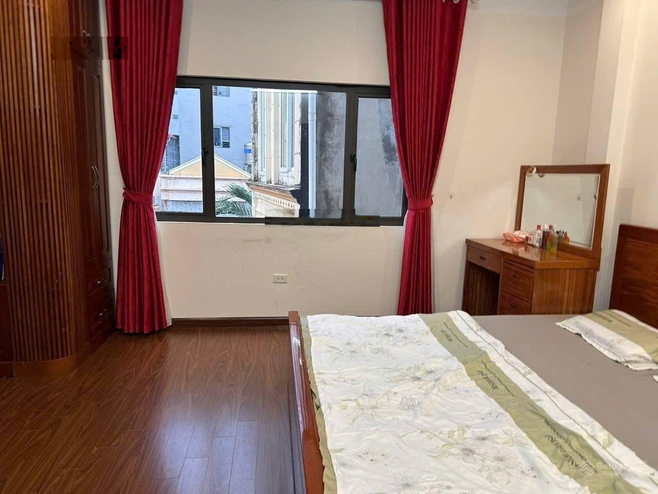 Bán nhà Đội Cấn, ngõ thông, cực gần ô tô, nhà dân xây, 46m*5t, tổng 4pn, tặng kèm NT, ở ngay