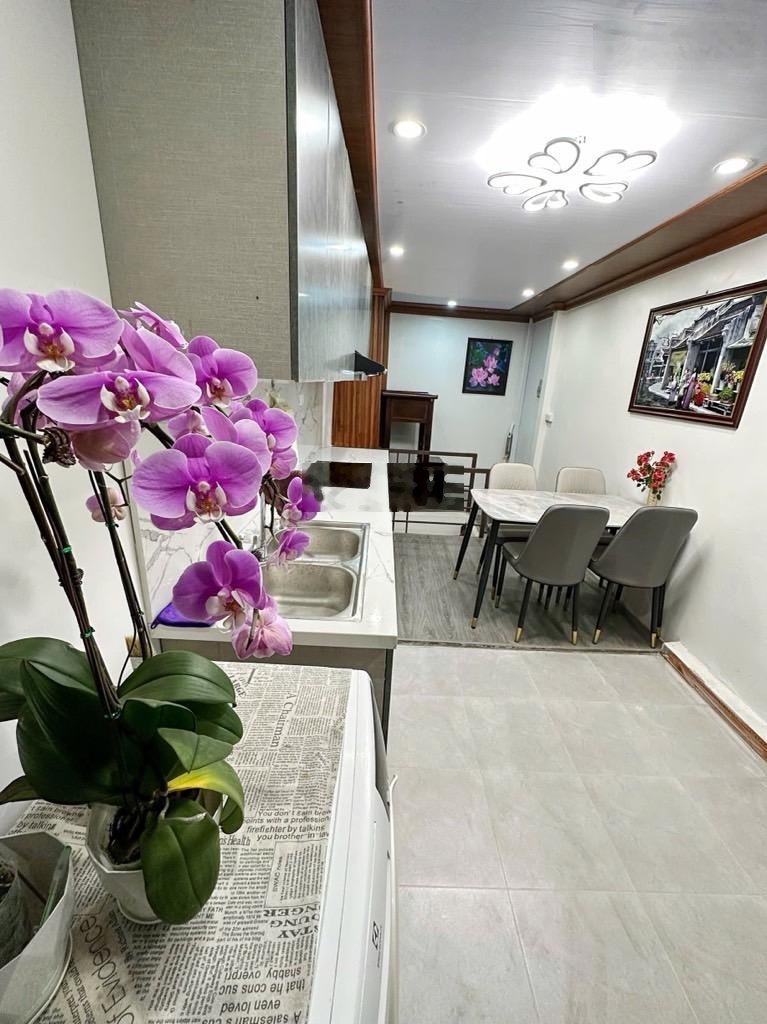 Chính chủ cần bán căn nhà riêng 20m2 4 tỷ sổ đỏ 5 tầng trung tâm thuận tiện cho giao thông đi lại.