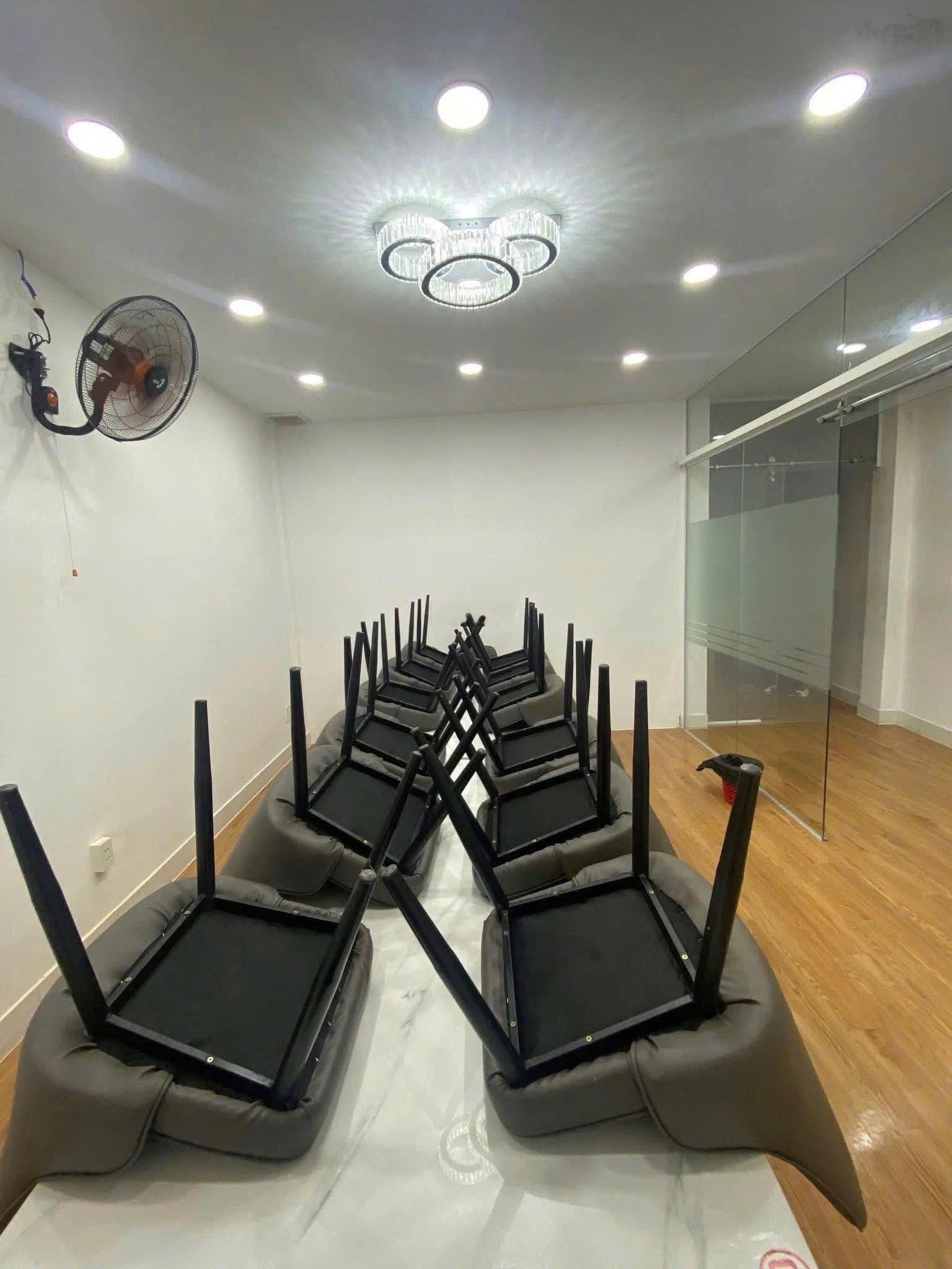 Chỉ 6xtr! Cho thuê Mặt bằng kinh doanh Mặt tiền Quận 1. 6x20m, 2 tầng