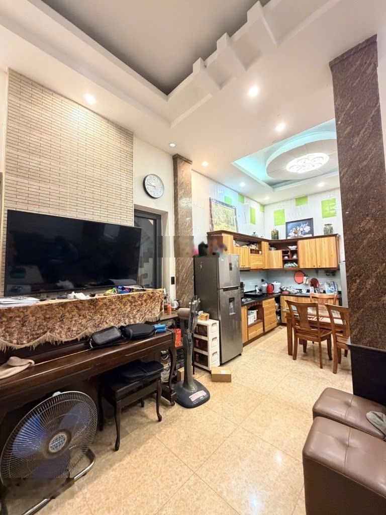 Bán nhà thổ cư lô góc vị trí vàng sát vinhomes giảng võ