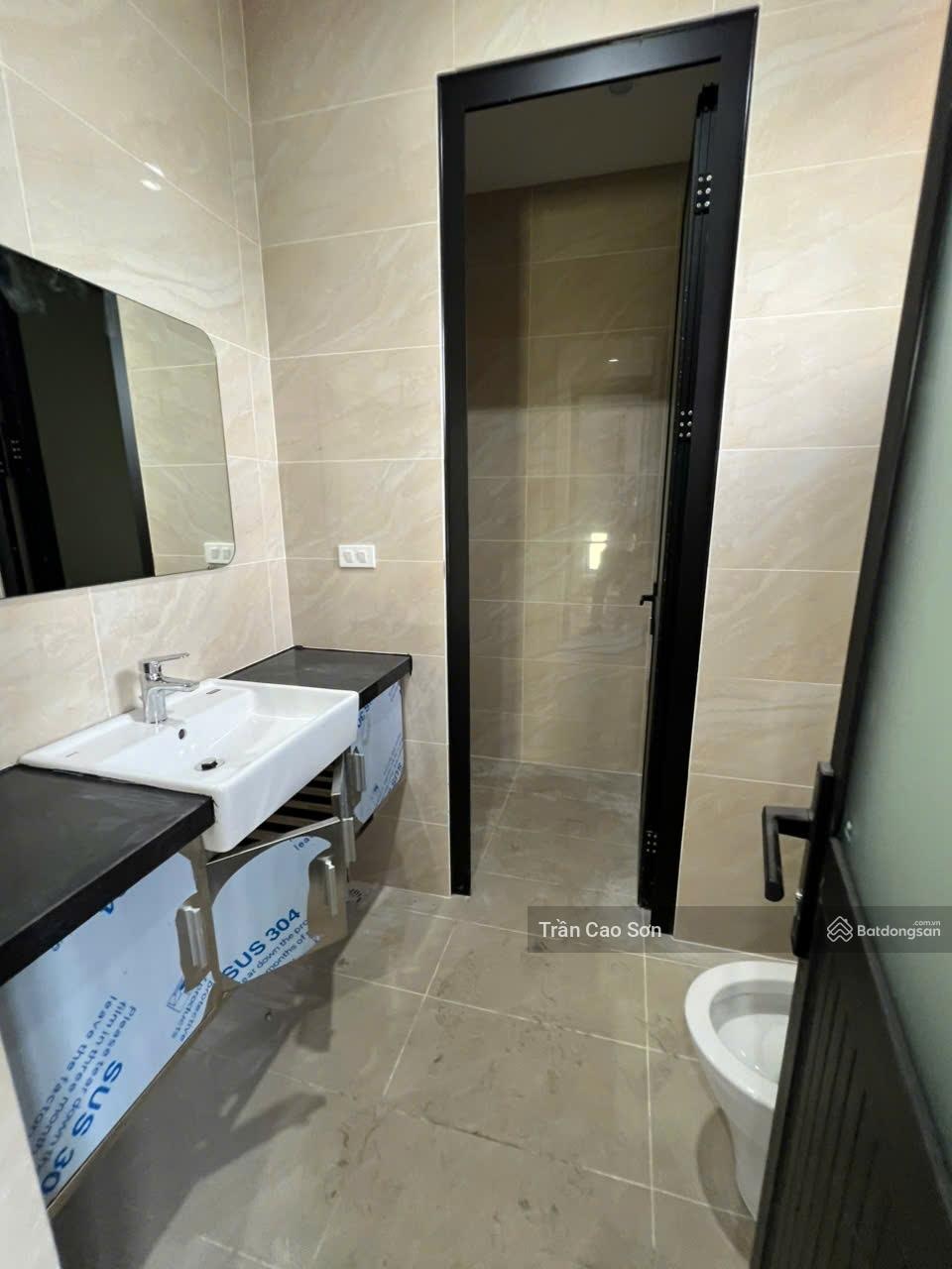 Cho thuê MT 7A Thành Thái, P14, Q10. DT: 17x10m hầm + 5T, thang máy + PCCC, điều hòa. Giá 125tr/th