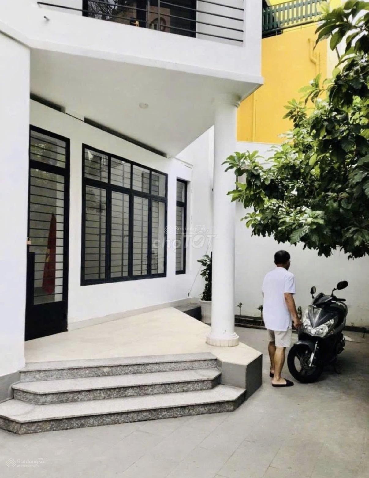 CHO THUÊ NHÀ NGUYÊN CĂN 18 HOÀNG DƯ KHƯƠNG, QUẬN 10 Có sân vườn nhỏ, không gian thoáng mát