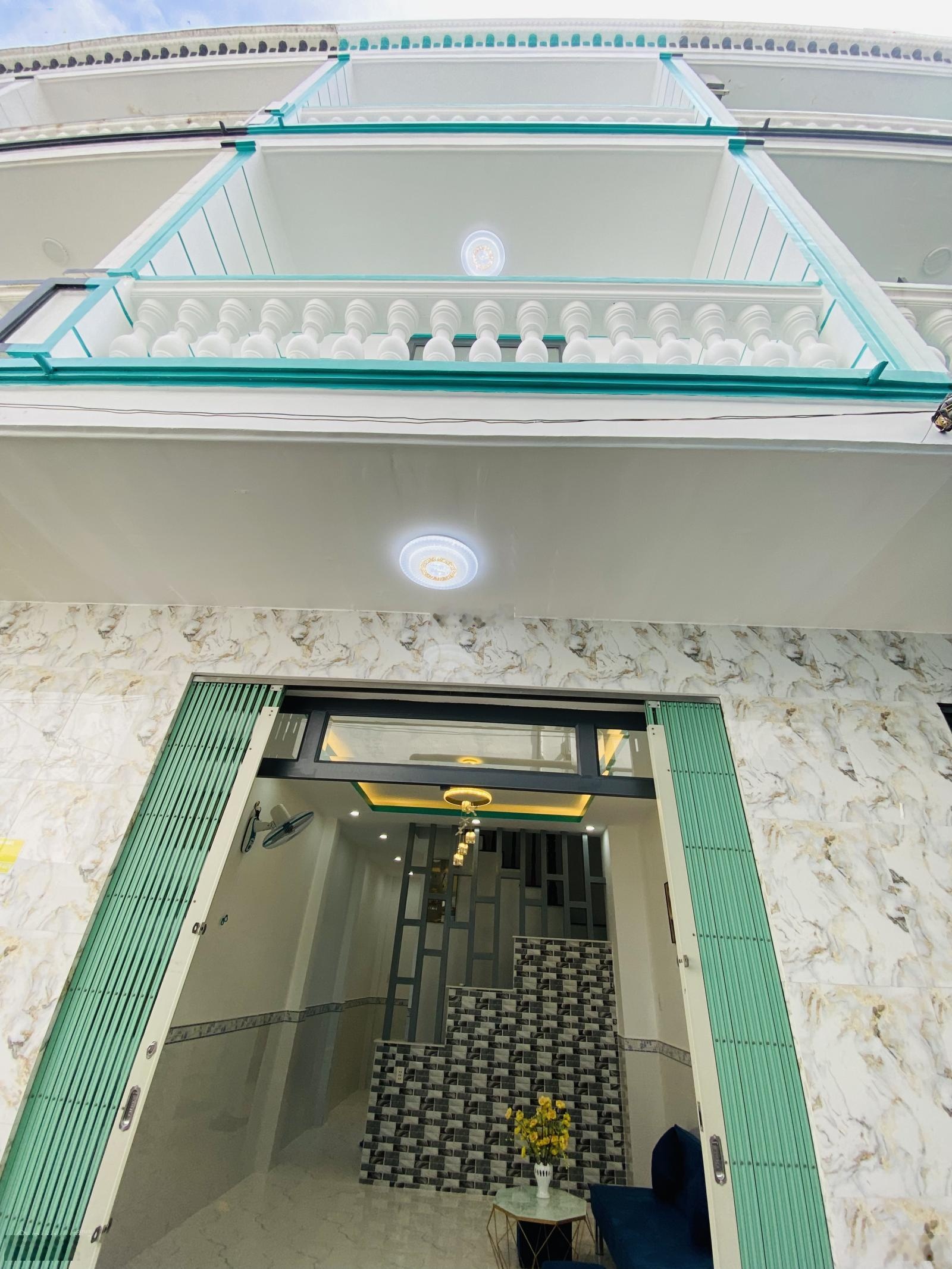 Bán nhà sau bến xe Hưng Long bình Chánh! 1 trệt 2 lầu, 4 PN,3 wc, gần ngã ba Tân kim