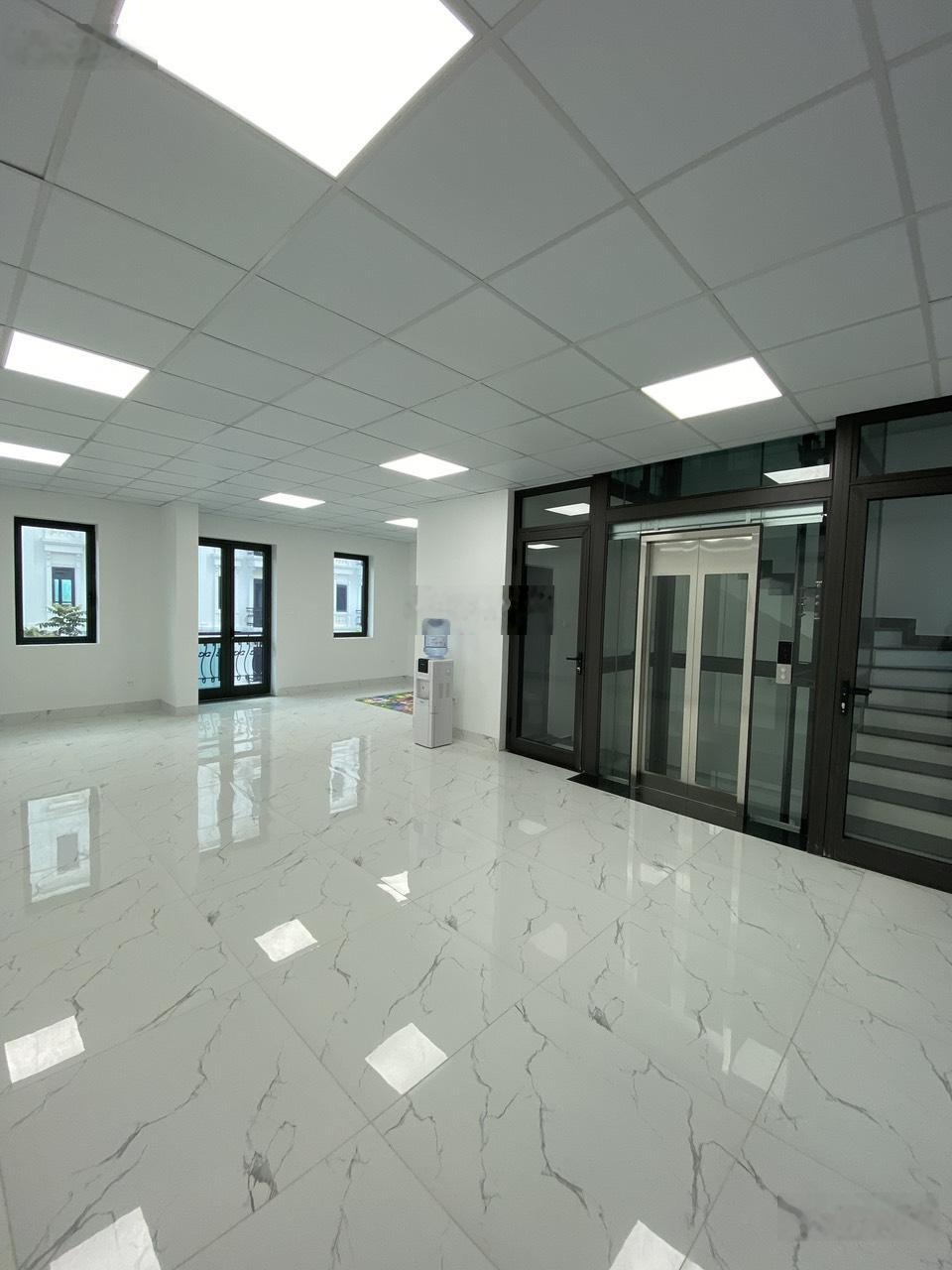 Cho thuê nguyên căn Đường Nguyễn Minh Hoàng, Phường 12, khu K300. DT: 8x20m. Hầm, trệt, 3 lầu