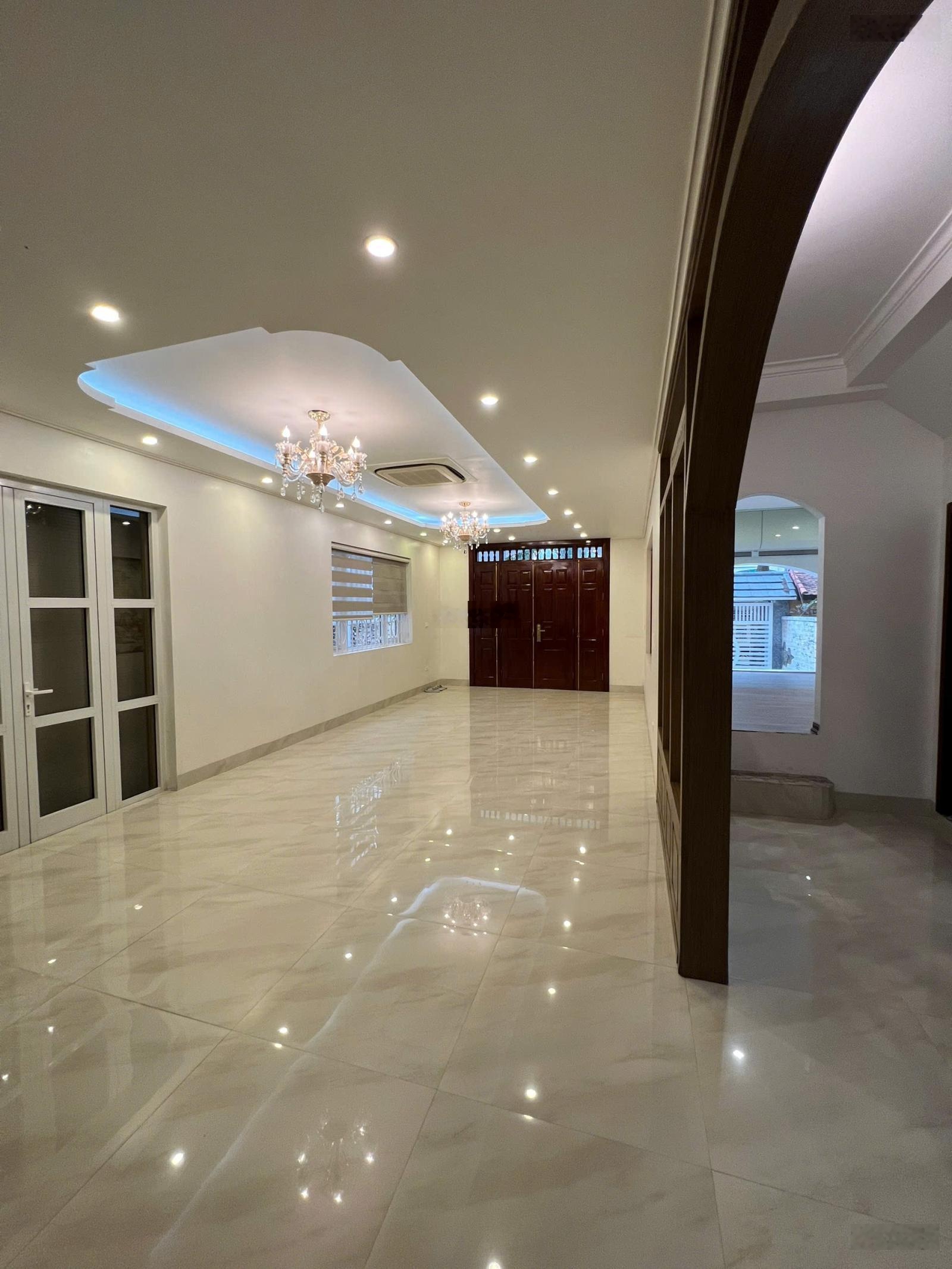 Nhà Nguyên Căn Đường Nguyễn Trọng Tuyển, Phường 8. DT: 8x20m. Trệt 3 Lầu. Sẵn Máy Lạnh