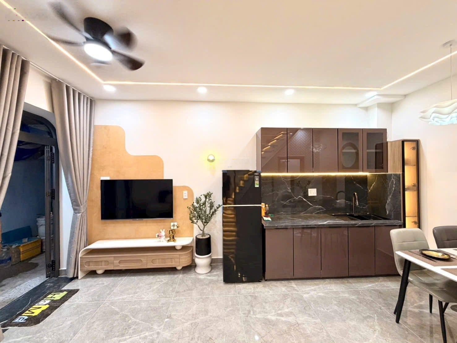 Nhà mới đẹp - Nhiêu Tứ - 4,1x6,3m nở hậu - trệt lầu lửng - 3PN 2WC - 15 triệu TL - Hằng 0906656852