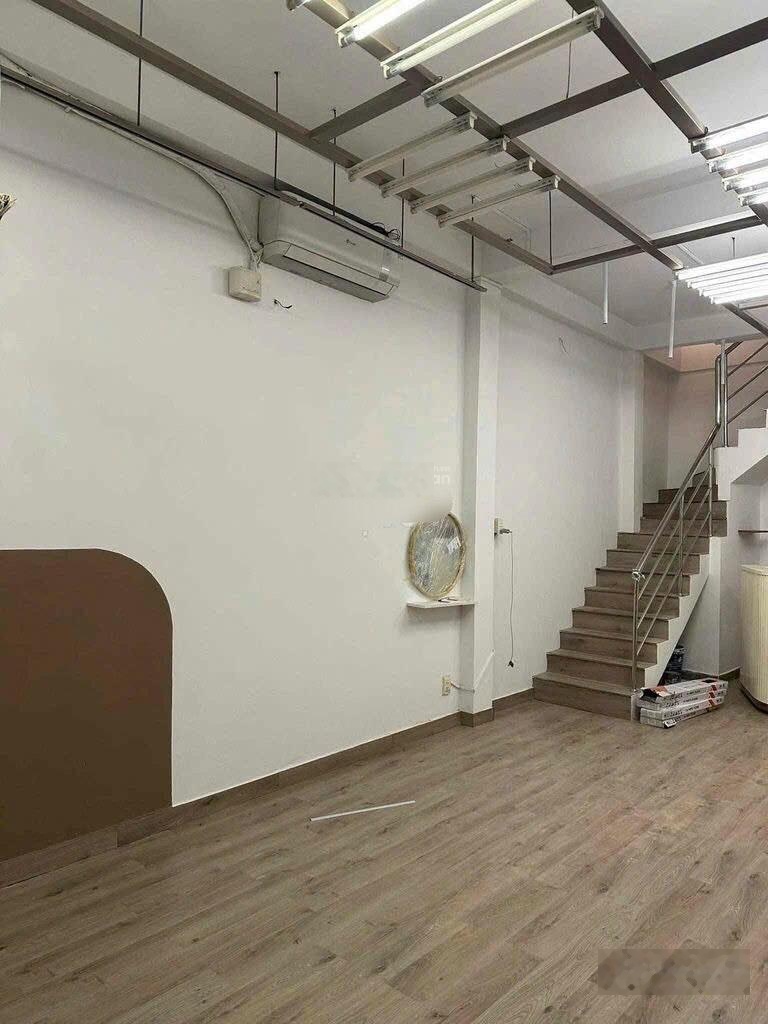 HXH 3 Tháng 2 Q10 gần Cao Thắng, DT 3.6x10m, trệt 1 lầu cửa kính sàn gỗ, vô ở và KD ngay