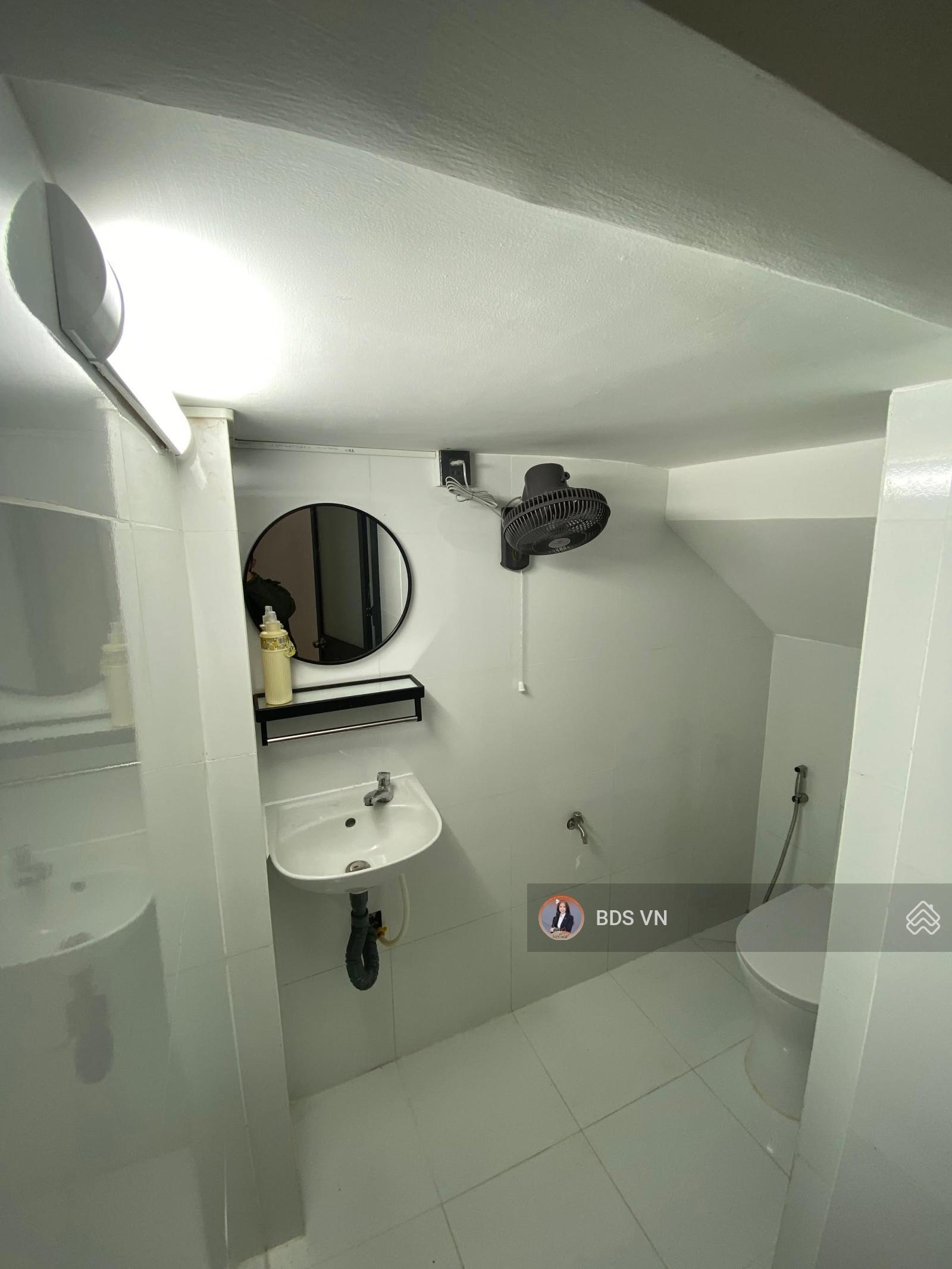 Chính chủ cho thuê Mặt Bằng, Mặt Tiền đường Đào Duy Từ Quận 10, Giá tốt, sát Đại Học Kinh Tế TPHCM