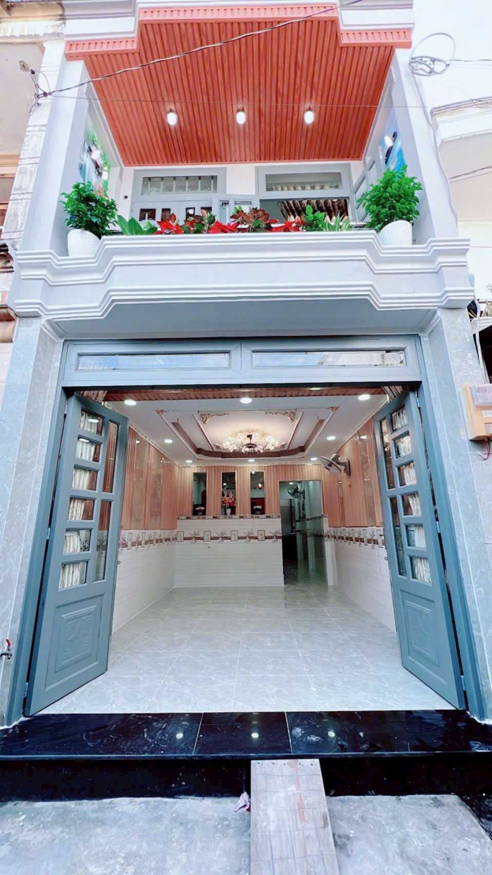 Nhà phố xây mới, thiết kế hiện đại, nằm tại vị trí đắc địa gần Chợ Gấu và Nhà Thờ Tân Đông