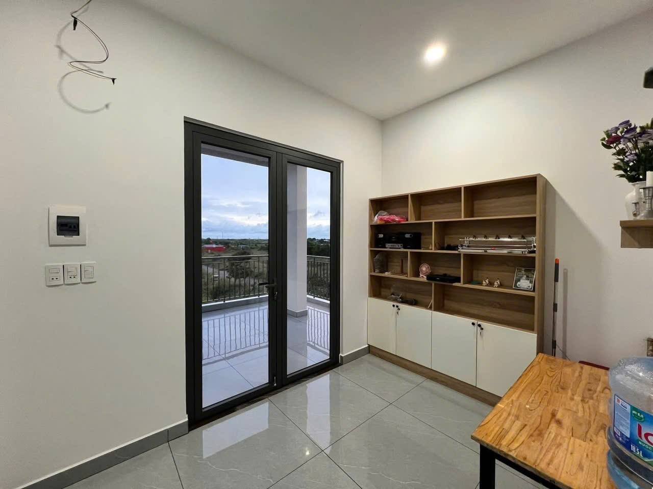 Siêu phẩm nhà 1 trệt, 1 lầu vừa xây xong, nằm ngay gần vòng xoay Vũng Vằn, Long Điền, Bà Rịa