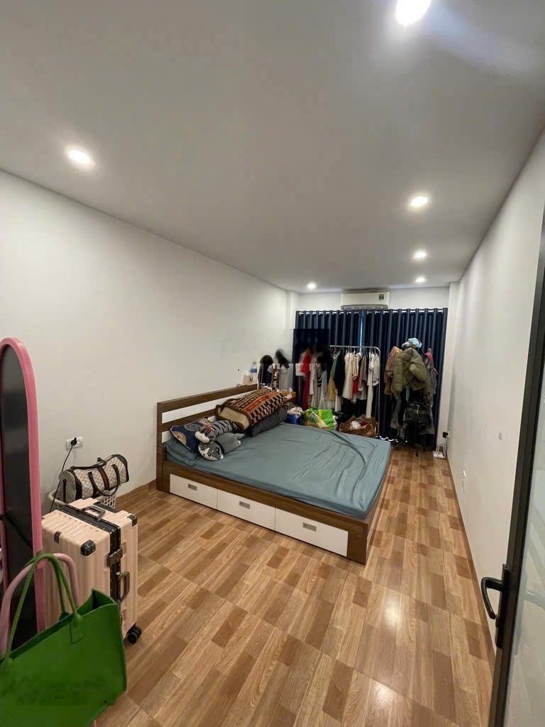 Chưa đến 3 tỷ, 3 tầng Long Biên, 30m² ô tô 7chỗ đỗ cửa sát dự án thành phố bên sông full nội thất