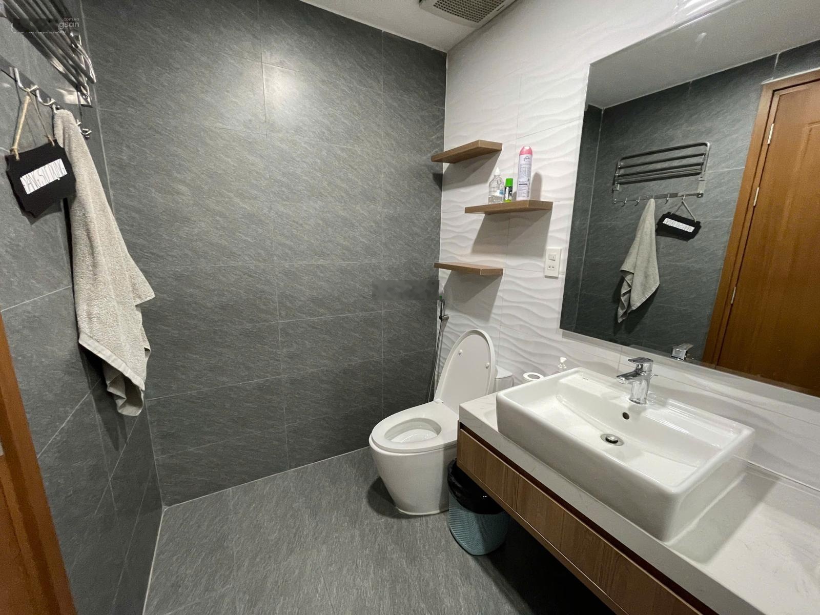 Nhà phố Ung Văn Khiêm 5,5mx18m 1 trệt 3 lầu có 5PN - 6WC đầy đủ nội thất, 40tr