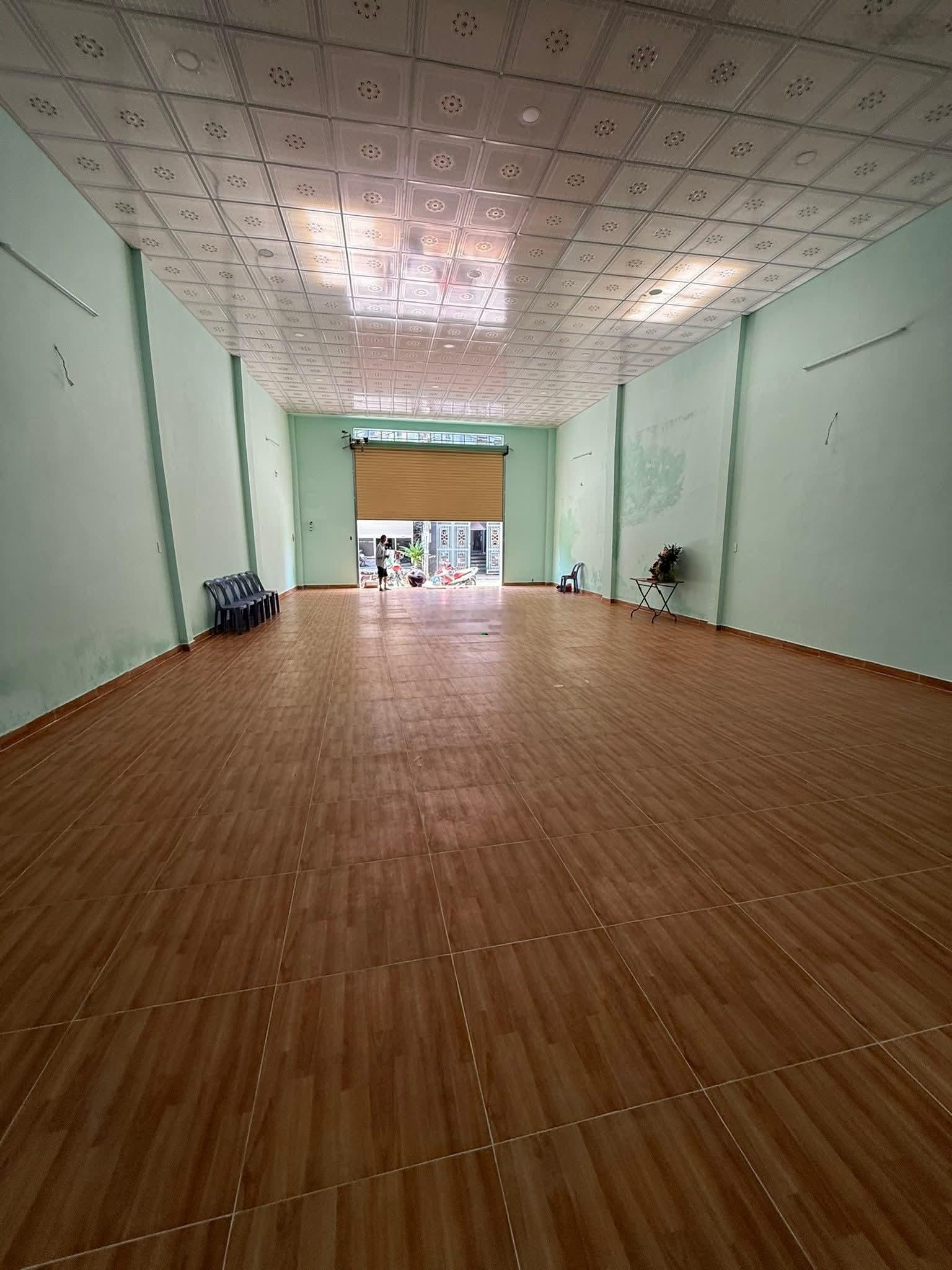 Cho thuê nhà mặt tiền đường 9x25m y hình, Lê Trọng Tấn