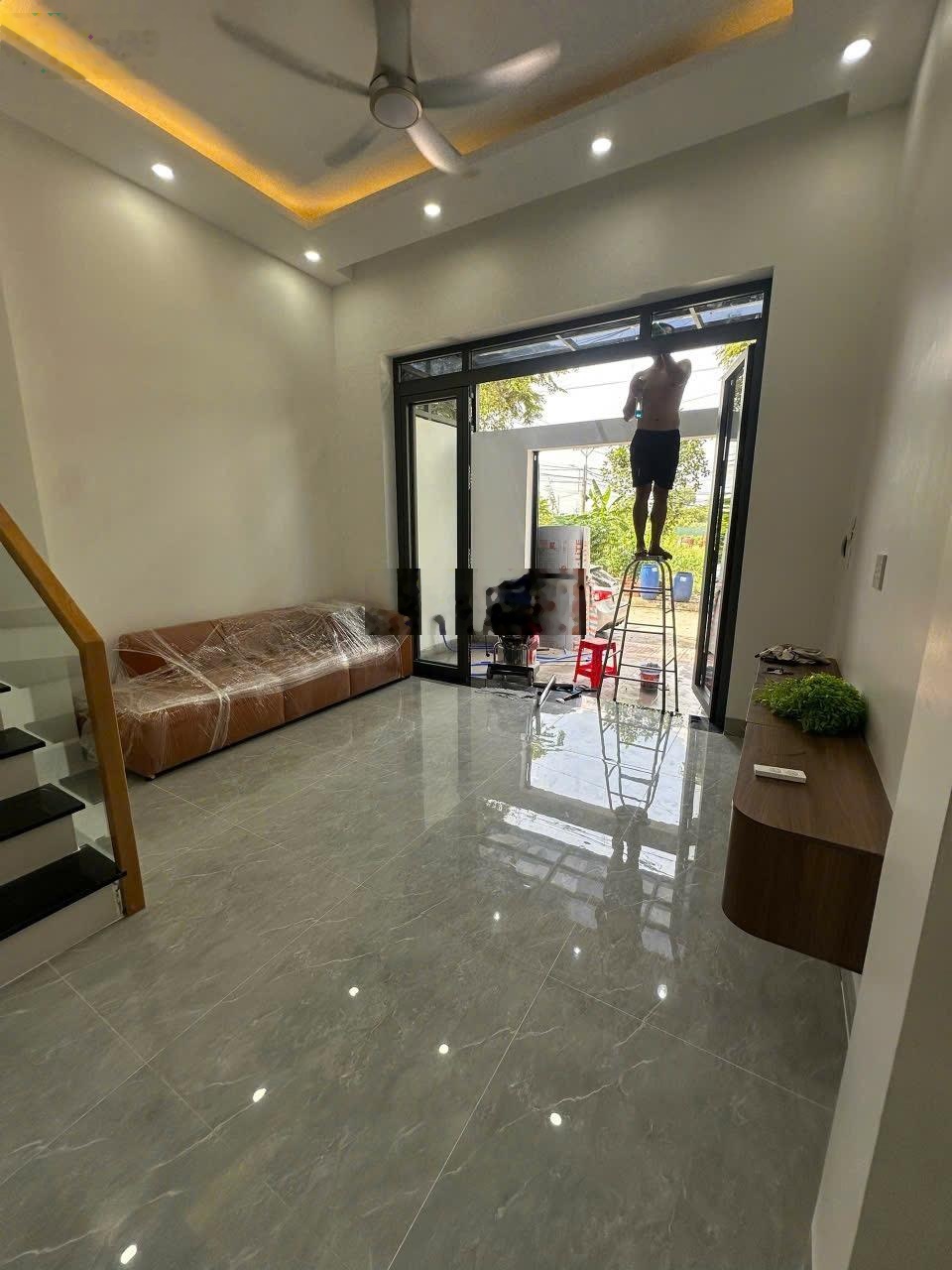 Nhà mới xây chưa ai ở ngay Vinhomes Q9, 2lầu 3PN 4wc sẵn nội thất, đường nội bộ đậu oto