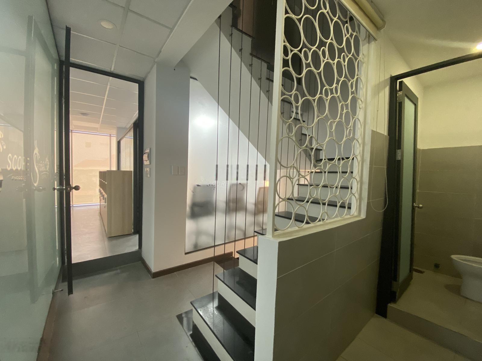 Toà nhà ốp kính 4 lầu ngang 10m - nguyễn gia trí thạnh mỹ tây