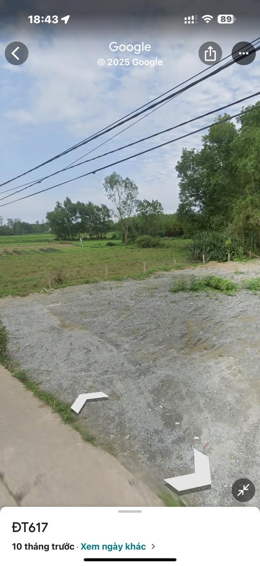 Mảnh đất vuông vắn, nở hậu, tọa lạc tại mặt tiền đường Lý Thường Kiệt, đối diện đầm sen thơ mộng