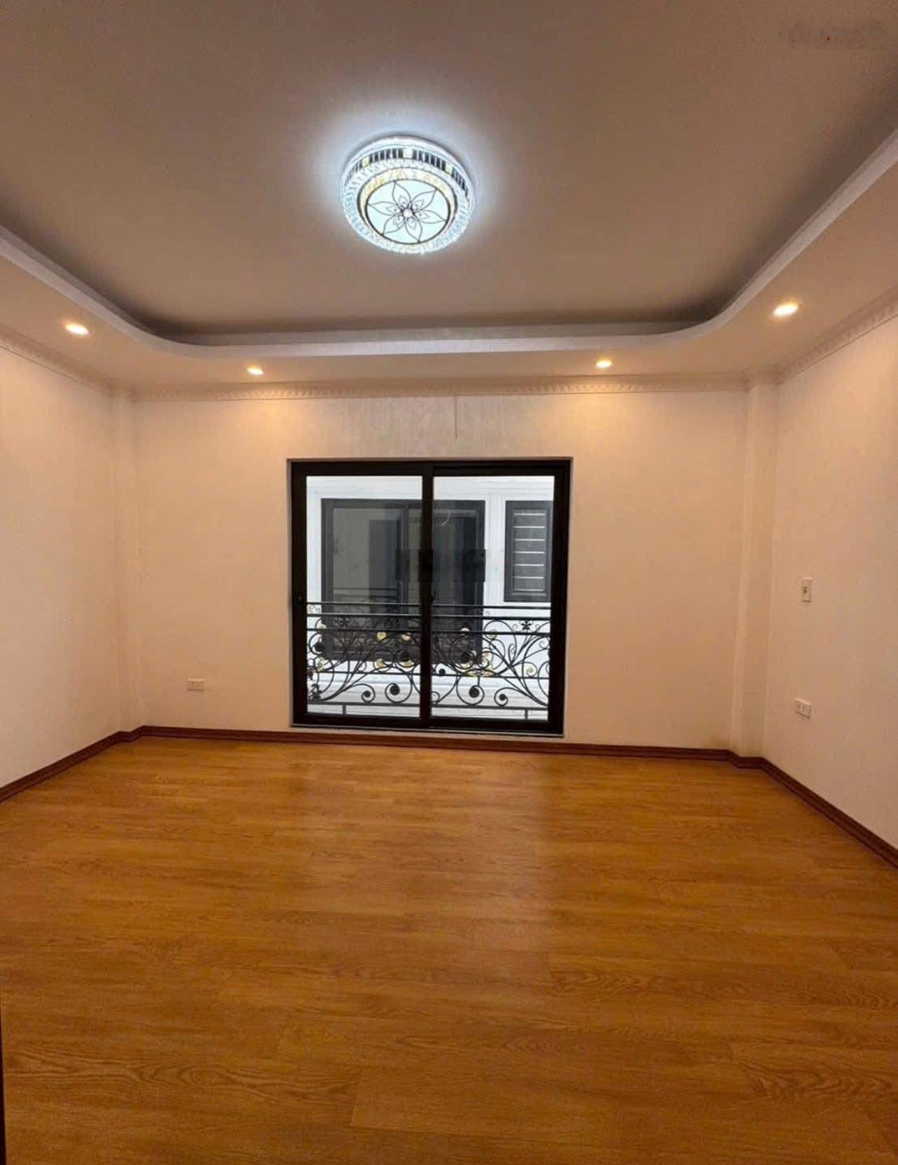 Nhà 5 tầng ngay cạnh nhà có bãi gửi xe ngày đêm rộng thoáng. Giá 3.4 tỷ. Đẹp, thoáng