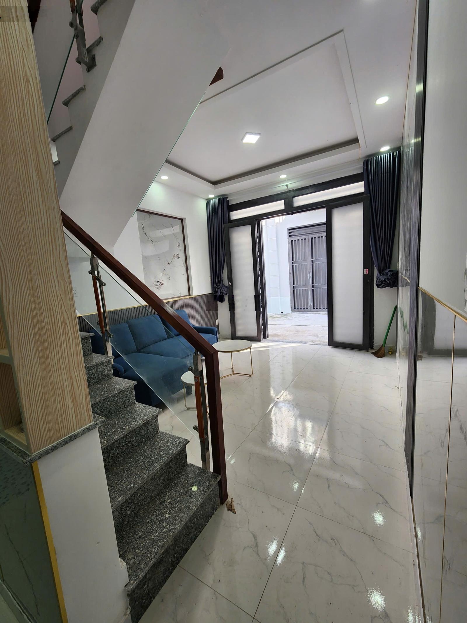 Nhà mới xây full nôi thất chính chủ sang tên ngay Hóc Môn giá dưới 1ty