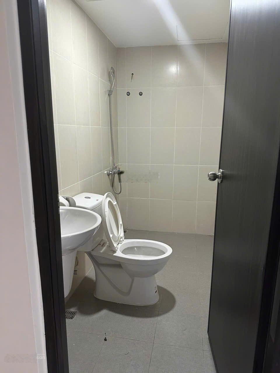 Cần cho thuê căn hộ sky 9 ngay vòng xoay ,đường liên phường,quaanj9.gồm 2pn,2wc có máy lạnh