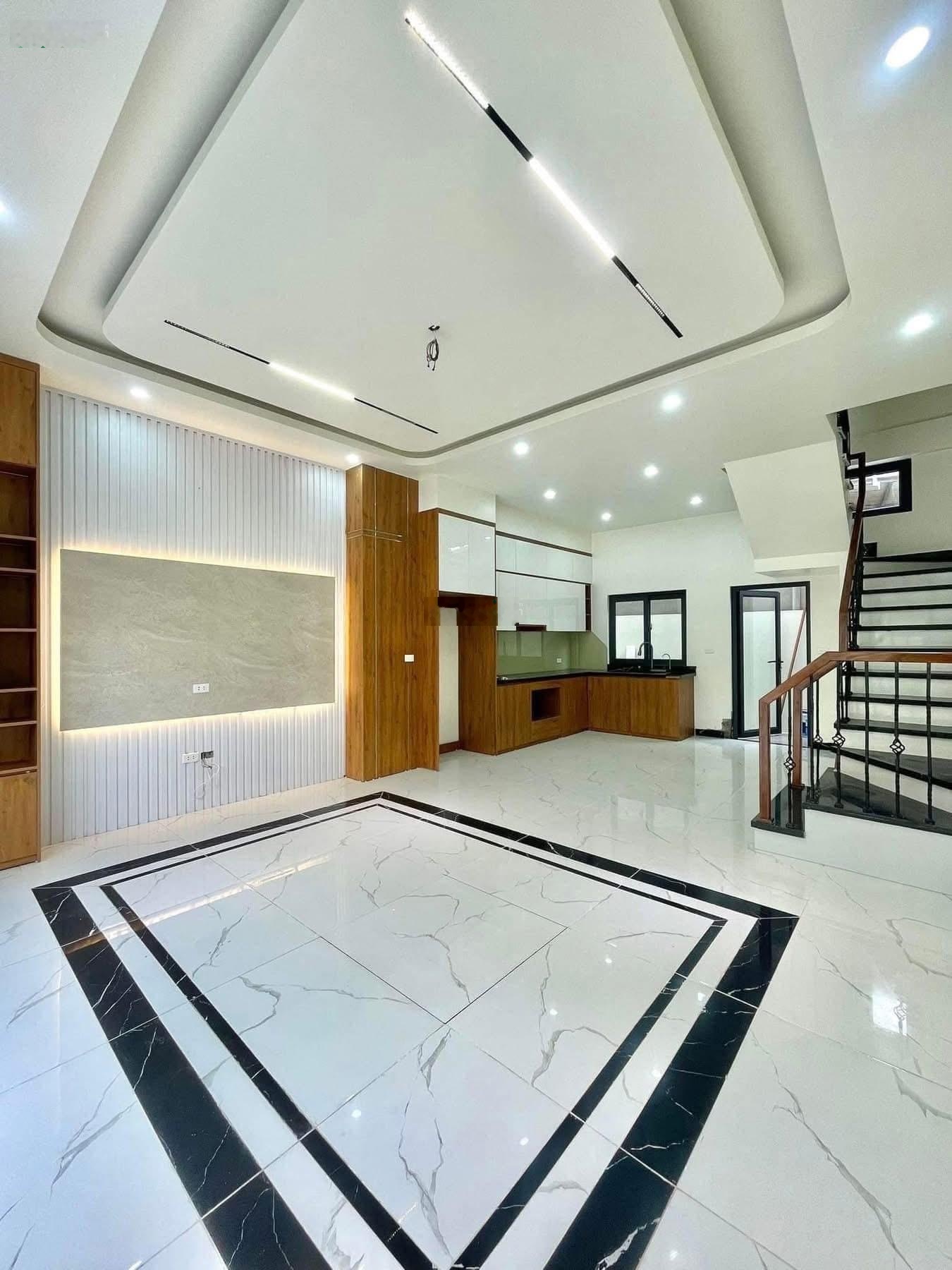 Bán nhà 5Tx34m2. Full nội thất, ngõ thông Ôtô vào nhà. Kinh doanh nhỏ. Gần ngay trường TDT thao