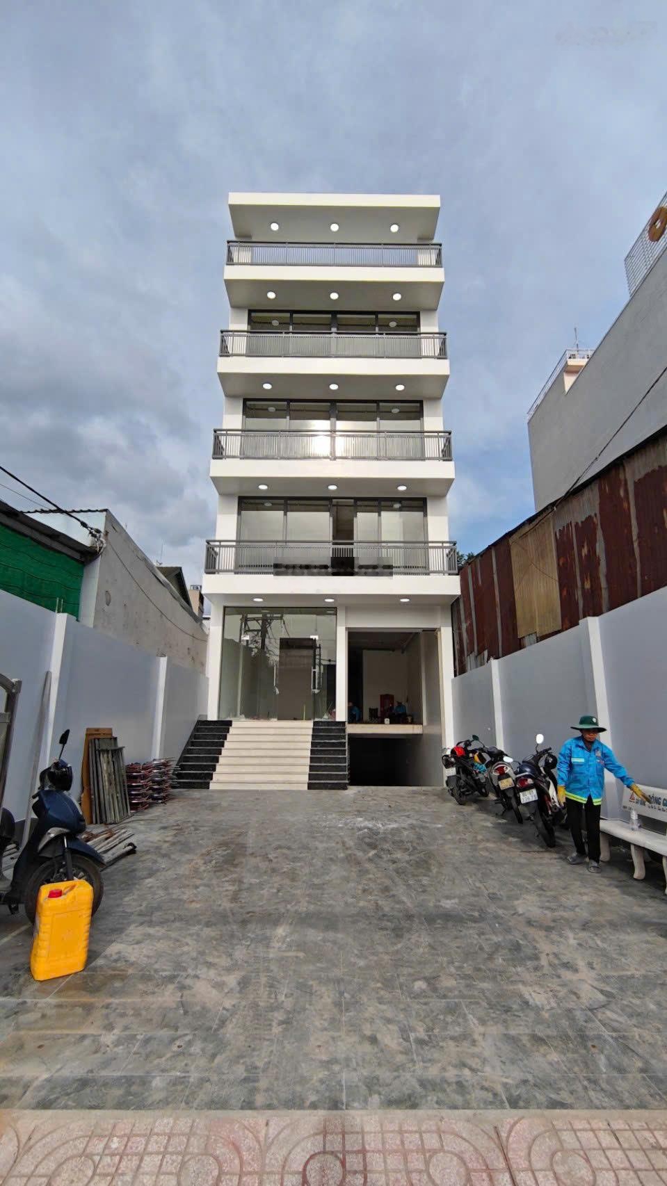 Cho thuê tòa nhà MT Nguyễn Văn Tăng Quận 9 - 5 tầng + 1 hầm - nhận nhà ngay