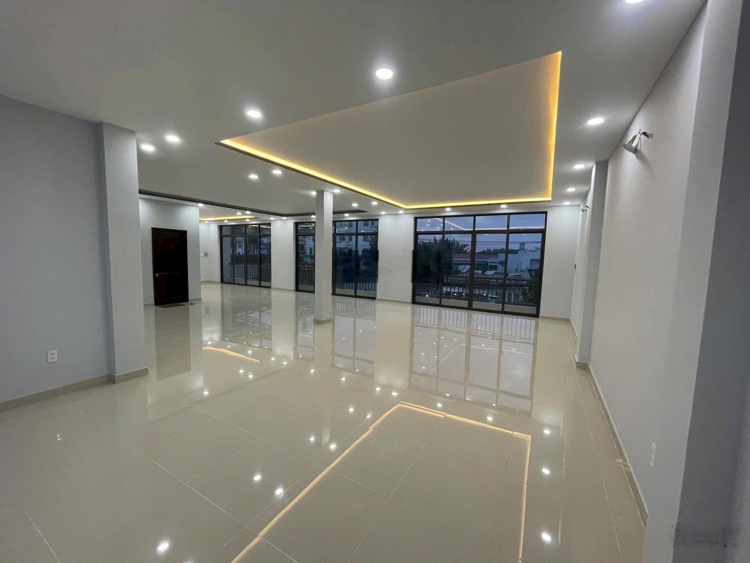 Cho Thuê Toàn Nhà Mặt Tiền Đường Lê Văn Lương Giá 75tr/Tháng