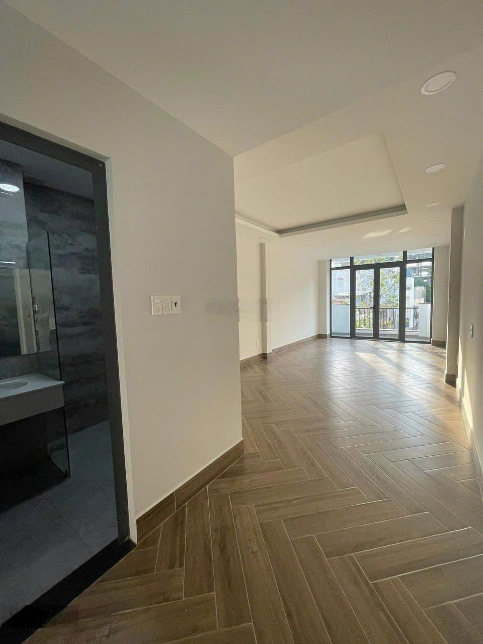 Cho thuê nhà mặt tiền Nguyễn Thái Bình, Quận 1, DT: 4x18m, 1 trệt 4 Lầu, ST. Giá: 70 triệu/tháng