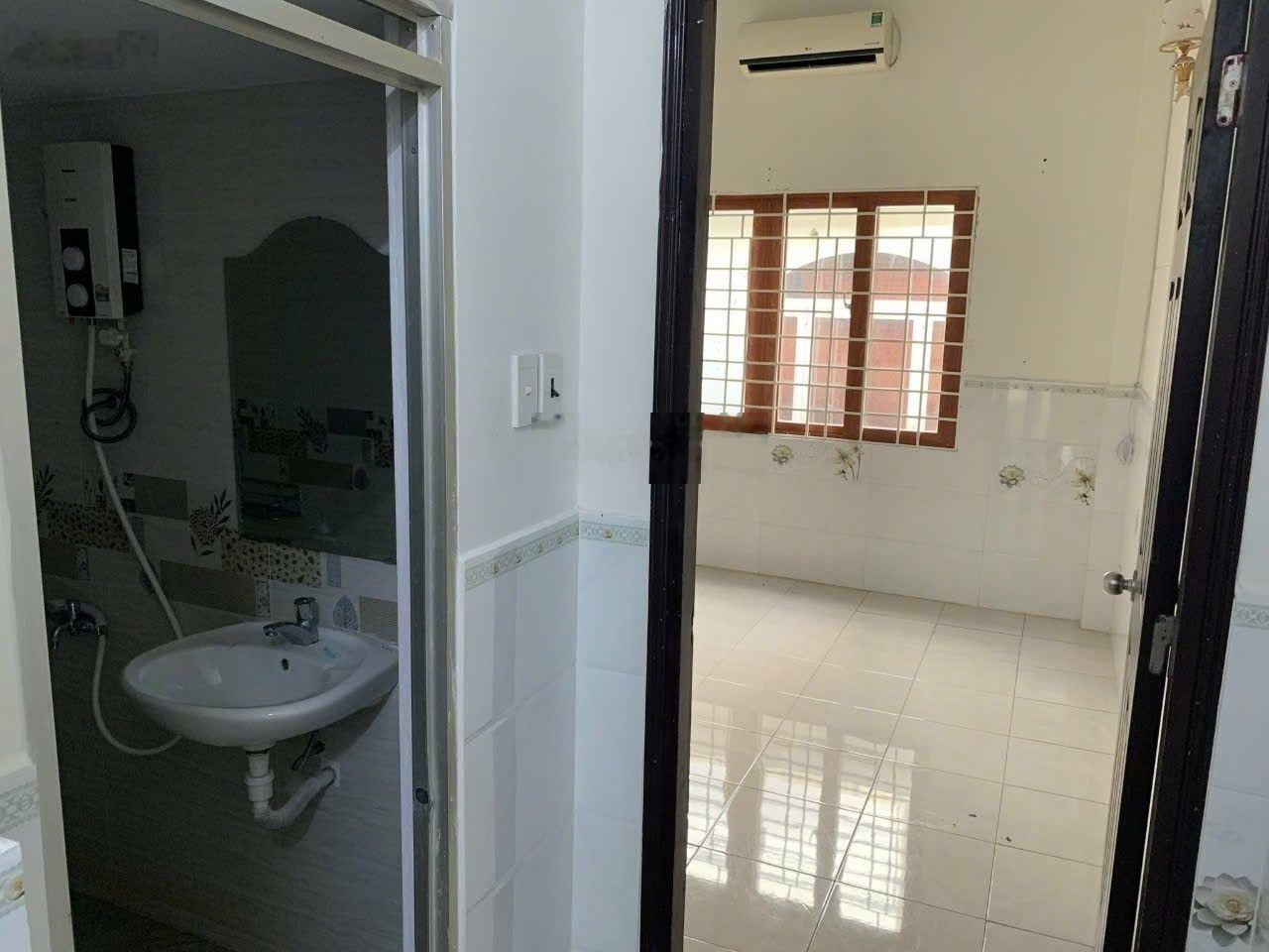 Nhà mới, sạch đẹp, cách coopmart bình tân 400m, mặt sau đường tên lửa