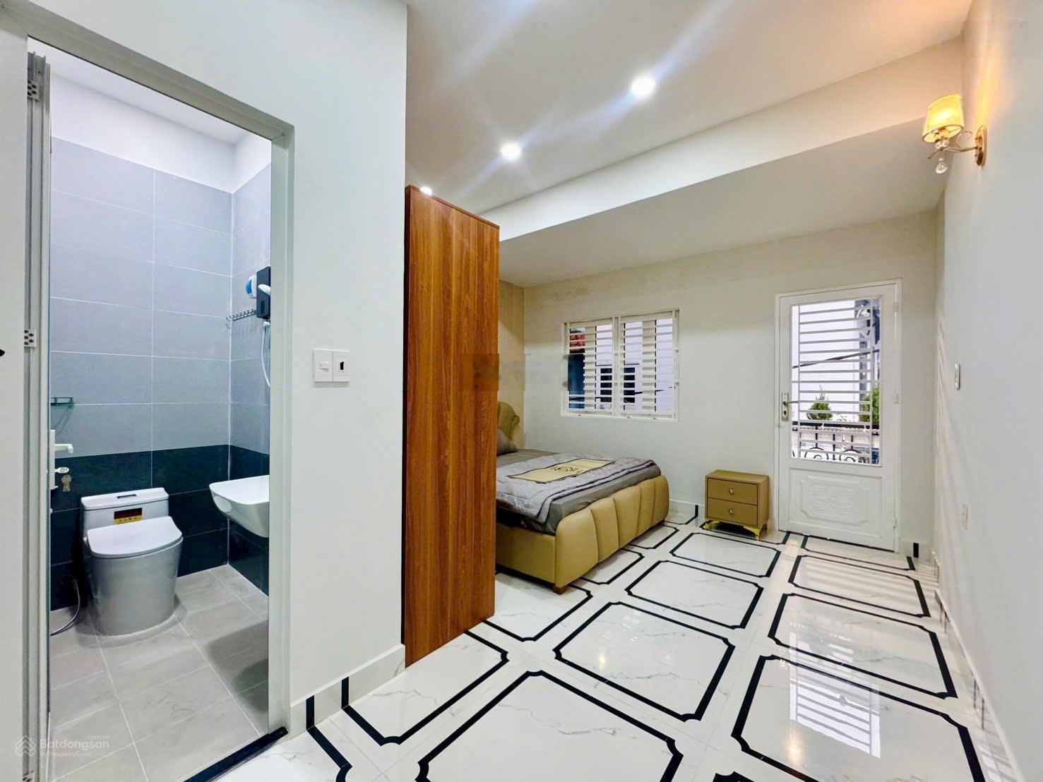 Chủ chuẩn bị định cư, cần bán gấp nhà giá ngộp đường Nguyễn Đình Chính