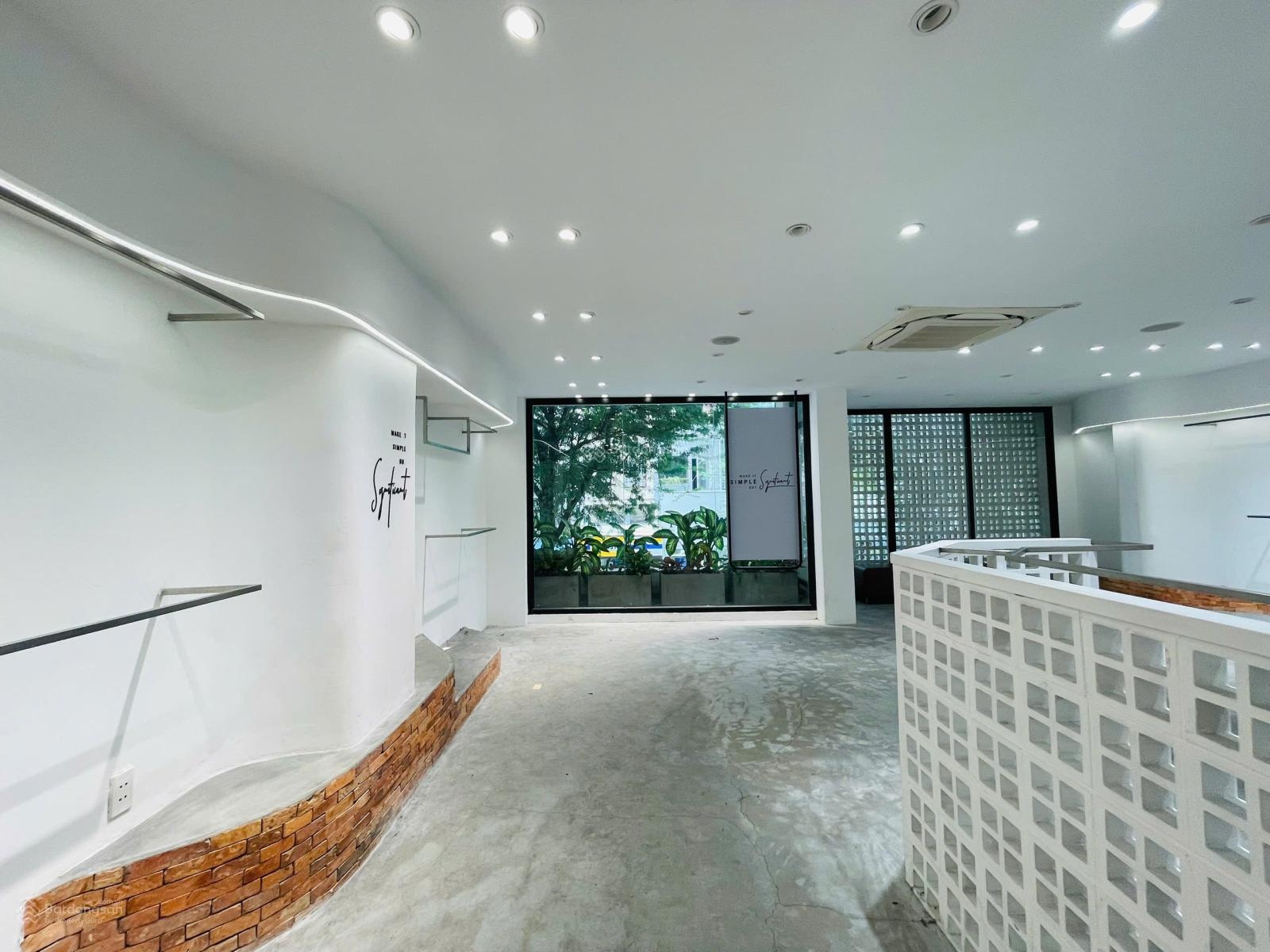 VIP! Cho Thuê Tòa Nhà Đẹp Mặt Tiền SƯ VẠN HẠNH, Quận 10 - 8x22m, Trệt 4 Lầu Gần Vạn Hạnh Mall